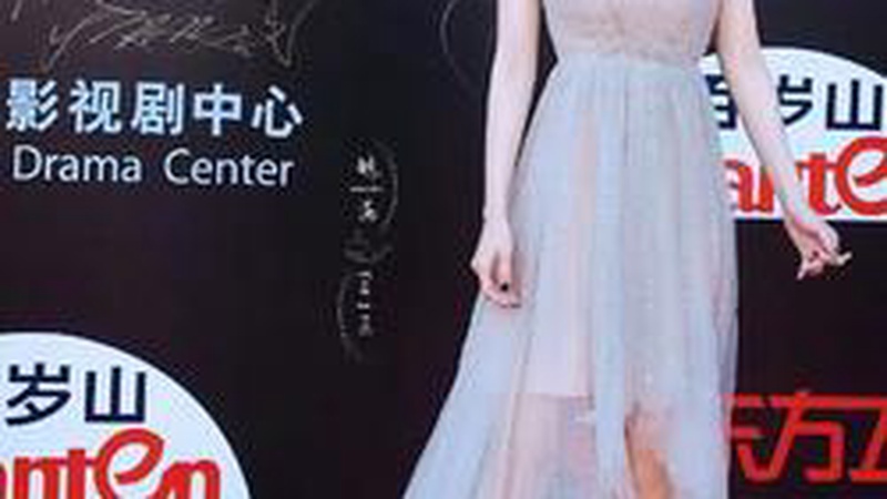 杨幂杨紫微博之夜亲密互动顶流姐妹花破隔阂引热议